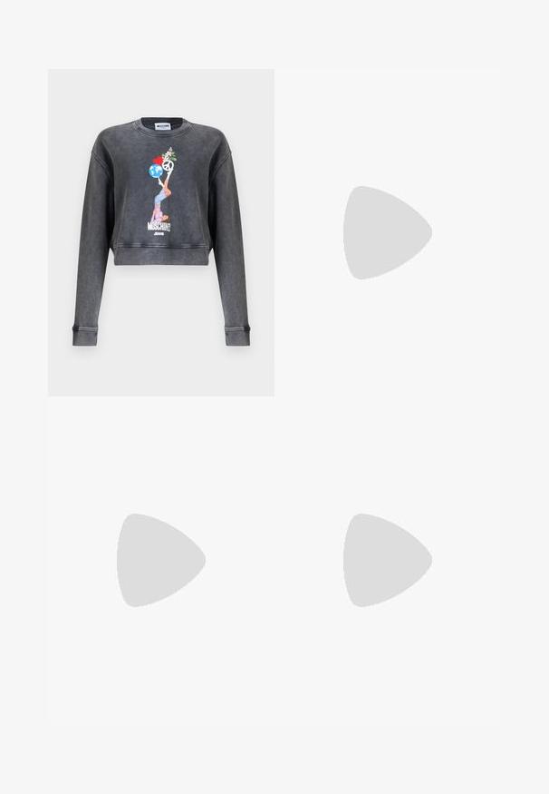 Sweatshirt Moschino court gris foncé avec un graphique représentant une femme équilibrant un globe, un cœur, un symbole de paix et des fleurs, avec le texte Moschino Jeans en dessous.; T-shirt à manches courtes jaune clair avec le texte logo "MOSCHINO JEANS" en noir centré sur le devant, sur un fond uni.; Jean flare bleu clair en denim, doté d'une taille haute, de poches avant et d'ourlets effilochés pour une coupe décontractée.; Escarpin à bout pointu en cuir noir avec un talon aiguille fin doré unique et une pointe noire sur un fond neutre.