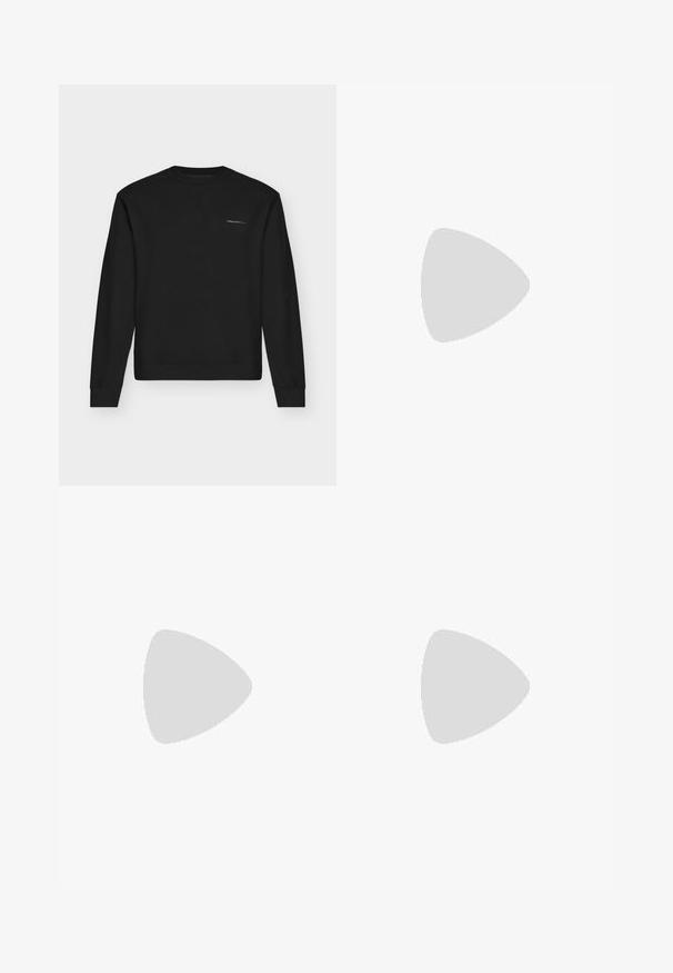 Zwarte longsleeve crewneck trui met subtiel klein wit tekstlogo op de linkerborst, een eenvoudig ontwerp en geribbelde boorden en zoom.; Zwarte longsleeve shirt van gladde stof, met een puntige kraag, knoopsluiting en een klein wit logo op de linkerkant van de borst.; Licht gewassen denim jeans met een ontspannen pasvorm, featuring een rechte pijp, medium hoge taille, vijf zakken en zichtbare stikdetails.; Zwarte leren veterlaars met chunky zool en metalen veteroogjes, zichtbare witte stiksels en een bruine voering, gezien vanaf de buitenkant.