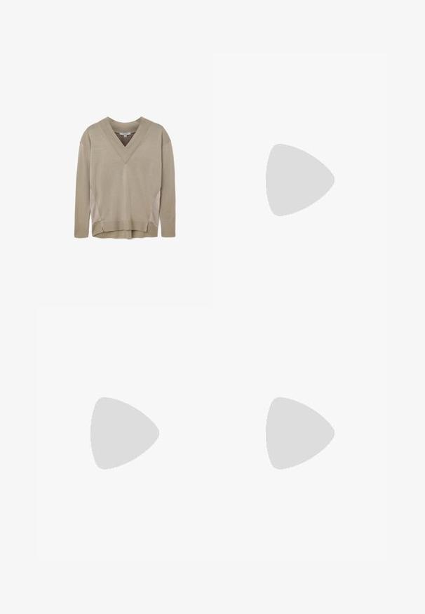 Pull en V beige à manches longues avec des poignets et un ourlet côtelés, mettant en avant des accents de panneaux latéraux et un léger détail d'ourlet asymétrique.; Pantalons amples beiges en tissu doux avec une texture lisse. Dotés d'une taille élastique haute pour le confort et d'un design épuré et minimaliste.; Chaussure slingback en cuir noir à bout pointu avec un talon bloc haut et une doublure intérieure beige sur un fond clair uni.; Sac à bandoulière en cuir beige avec poignée courte, fermeture éclair supérieure incurvée et logo minimaliste Calvin Klein à l'avant.