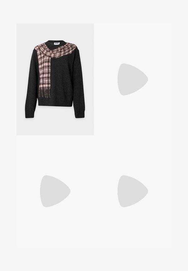 Pull noir à manches longues avec un motif d'écharpe à carreaux rose et marron drapé en diagonale sur la poitrine et l'épaule.; Chemise blanche à manches longues avec un texture froncée sur le devant, petits boutons dorés et col standard.; Jupe plissée vert foncé en tissu texturé. Caractéristiques d'une taille haute et d'une silhouette évasée, avec des plis profonds pour plus de volume.; Chaussure à bride arrière en cuir noir avec bout pointu, dotée d'un accent brillant sur le bout et d'un talon de hauteur moyenne. Design latéral ouvert.