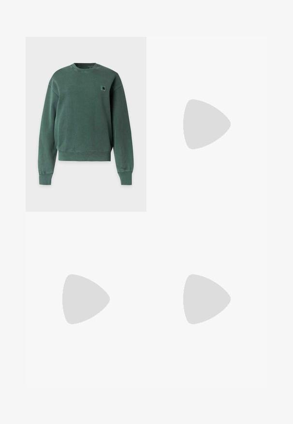 Groene trui met lange mouwen en ronde hals, met geribde boorden en zoom, met een klein vierkant logo patch op de linkerborst.; Donkergrijs oversized T-shirt met korte mouwen, ronde hals en een kleine Carhartt-logopatch op de linkerborst.; Denimrok in lichtgrijs. A-lijn ontwerp met voorzakken, een zichtbare naad in het midden en een enkele metalen knop op de tailleband.; Zwarte leren en suède sneaker met een klittenbandsluiting, voorzien van drie witte strepen en een gumzool, met de naam "SAMBA" aan de zijkant.