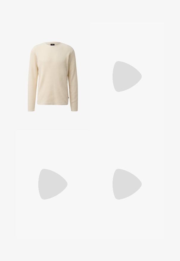 Langärmliger, cremefarbener Strickpullover mit strukturiertem Waffelmuster und rundem Ausschnitt, dargestellt auf weißem Hintergrund.; Hellgraues Langarm-Hemdenhemd mit spitzem Kragen und zwei vorderen Pattentaschen mit Knöpfen.; Grau melierte Jeans mit weitem Bein, Frontknopf, Reißverschluss, Gürtelschlaufen und Fünf-Taschen-Design, flach auf weißem Hintergrund ausgelegt.; Schwarze Leder Chelsea-Boots mit elastischen Seitenpaneelen, runder Zehenpartie und strukturiertem Gummisohle. Verfügt über einen hinteren Zugschlauf für einfaches Anziehen.