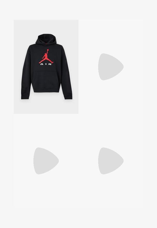 Sort hættetrøje med frontlomme og rødt silhuetlogo af en basketballspiller, der hopper og holder en bold, med teksten "AIR" nedenunder.; Rød bomulds-t-shirt med rund hals, løs pasform og et grafisk tryk af en basketballspiller med teksten "Jordan" og Nike-logo.; Sorte Nike træningsbukser med røde sidelister, elastisk taljebånd med snøre og elastiske manchetter.; Rød sneakers med en tekstureret overdel, der har sorte accenter og et fremtrædende design med luftcushioning sål. Snørebånd og logo er synlige ovenpå.