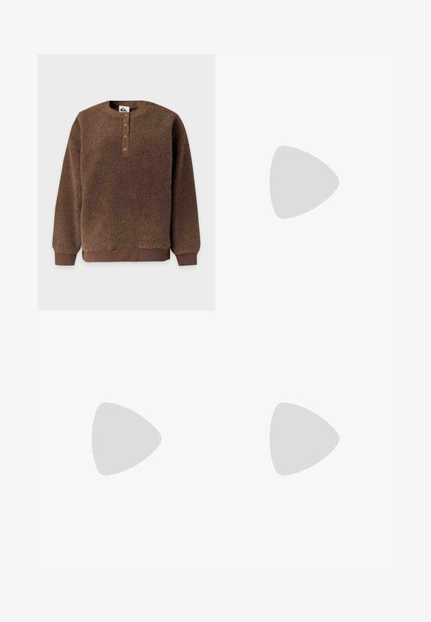 Brun fleece-pullover med lange ærmer, ribstrikkede manchetter og kant, rund hals og en tre-knaps skulder. ; Marineblå langærmet skjorte med rund hals og et hvidt blomsterlogo med teksten "Quiksilver" på venstre bryst.; Mørkeblå cowboybukser med brede ben, forreste knap, synlige sømme og bæltestropper, vist på en ensfarvet baggrund.; Brune læder ankelstøvle med elastiske sidepaneler, afrundet tå og tyk gummisål med dyb profil; har en trækstrop bag på hælen.