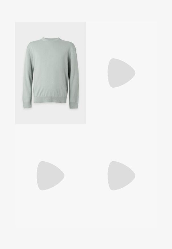 Pull gris clair à manches longues et col rond en tissu fin tricoté avec poignets et ourlet côtelés.; Chemise olive à manches courtes boutonnée, broderie florale blanche sur le devant et col classique.; Pantalon droit vert olive foncé avec taille élastique et cordon noir, présenté à plat sur fond gris clair.; Loafer avec des panneaux en suède beige, rose clair et marron, accent en boucle en métal doré et semelle épaisse en caoutchouc noir avec un motif de crans.