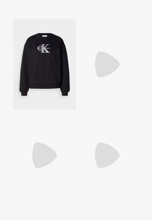 Sort sweatshirt lavet af bomuld med ribbet halsudskæring og manchetter. Har et frontlogo med "Calvin Klein" og "CK" i sølvbroderi.; Hvid bomulds skjorte med knaplukning og lange ærmer, en brystlomme og et lille CK-logo-patch på lommen. Glat tekstur og skræddersyet pasform.; Grå vide benbukser lavet af letvægtsstof, der har elastisk talje, snor og to sidelommer med knap-accenter.; Sort læderloafer med chunky høj hæl og plateau-sål, vist i profil på en ensfarvet hvid baggrund.