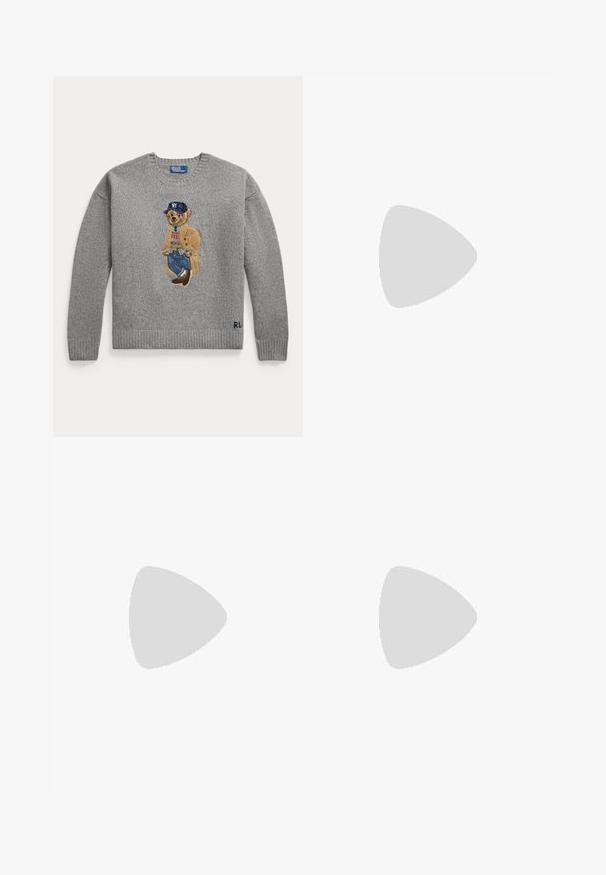 Pull gris avec un ours brodé portant un manteau beige, un pull coloré, un jean, des chaussures marron et une casquette bleu marine avec "NY" dessus.; Chemise bleu clair à manches longues avec des rayures verticales blanches et un petit logo Polo Ralph Lauren brodé sur la poitrine gauche.; Chino beige pour homme, coupe droite, avec passants de ceinture et poches avant, présenté à plat sur fond blanc.; Chaussure bateau en cuir marron avec couture mocassin, détail du lacet passant dans des œillets métalliques, et semelle plate en caoutchouc vue de profil.