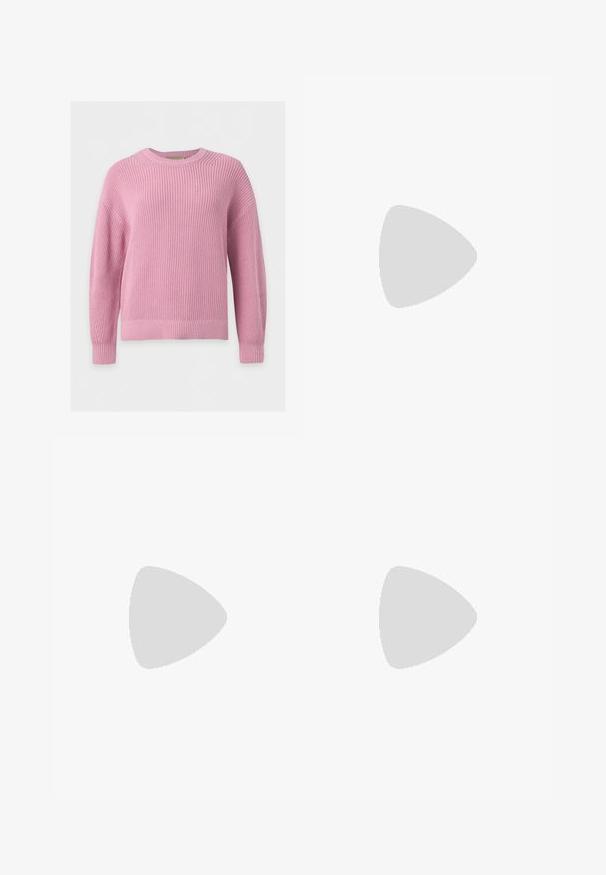 Pull en tricot rose doux à manches longues, col rond, poignets et ourlet côtelés sur fond blanc.; Chemise à manches longues rose clair, à boutons sur le devant, col classique, fabriquée en tissu doux, avec une coupe décontractée et une texture lisse.; Pantalon rose à jambes larges avec plis plats à l'avant, taille avec passants pour ceinture, et fermeture devant cachée.; Jambes portant des leggings côtelés foncés associés à des ballerines noires avec de petits détails en nœud sur fond blanc.