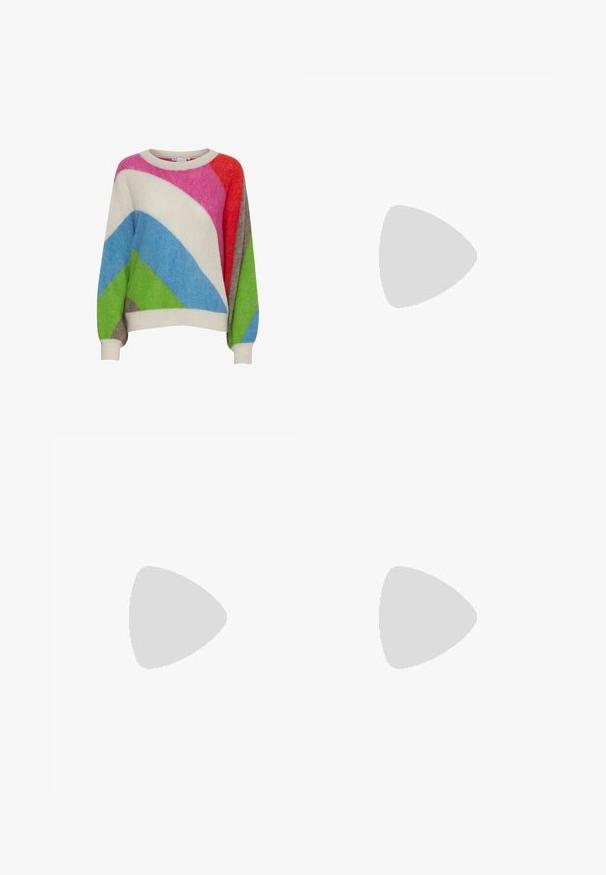 Pull multicolore avec un motif géométrique en rose, vert, bleu, rouge, crème et marron. Texture douce avec des poignets côtelés.; Blazer à motif floral en tissu doux, avec une taille cintrée grâce à une ceinture, des revers à encoche et deux poches avant dans des couleurs sobres.; Bottine noire avec une tige en daim texturé et un embout en cuir lisse. Dispose d'un bout pointu et d'un design de talon bas unique.; Écharpe en soie blanche avec un motif à rayures jaunes, présentant une texture douce, une forme triangulaire et une bordure en satin jaune.