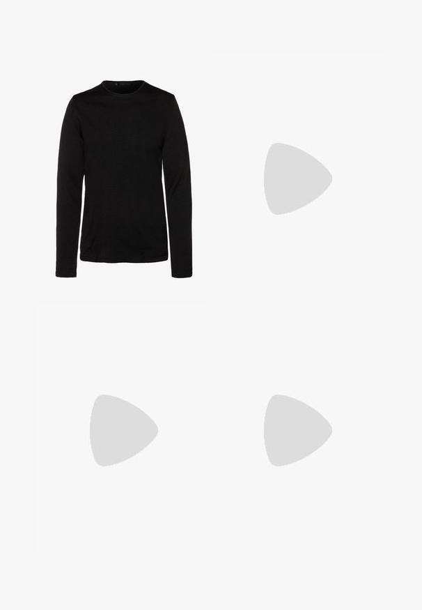Schwarzes Langarmshirt aus weichem Stoff mit Rundhalsausschnitt und figurbetonter Silhouette. Keine sichtbaren Muster oder zusätzlichen Verzierungen.; Langärmliges kariertes Hemd in Schwarz, Weiß und Braun. Mit einem Button-Down-Kragen und zwei Brusttaschen mit Knopfverschluss.; Schwarze Skinny-Jeans aus Denim mit glatter Textur, fünf Taschen, kontrastierenden Nähten und einem Markenlabel am Bund.; Weißes Leder-Sneaker mit einem strukturierten schwarzen Swoosh, flachen Schnürsenkeln und einer Gummisohle mit genoppetem Muster. "AIR" ist auf der Ferse eingeprägt.