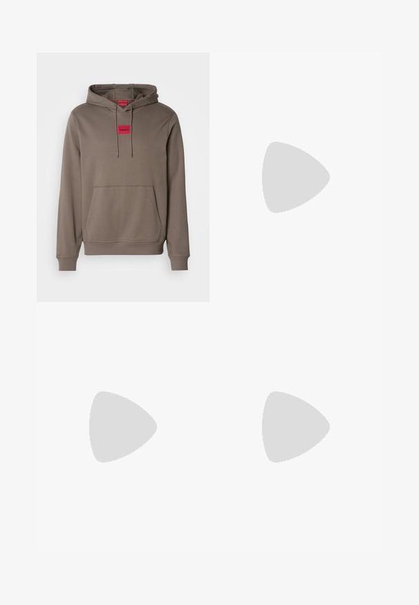 Sudadera con capucha de un color marrón apagado, que cuenta con un bolsillo frontal y una etiqueta roja con "HUGO" en el pecho. Textura suave y diseño casual.; Camiseta de algodón color verde oliva con cuello redondo y un atrevido logo blanco "HUGO" en el frente. Mangas cortas, sin patrones o acentos visibles.; Pantalones de chándal verde olivo con cintura elástica y cordón. Cuenta con bolsillos laterales y puños acanalados. Fabricados con material suave y elástico.; Bota negra de cuero hasta el tobillo con suela texturizada, paneles laterales elásticos y pestaña de tirador sobre fondo gris claro.