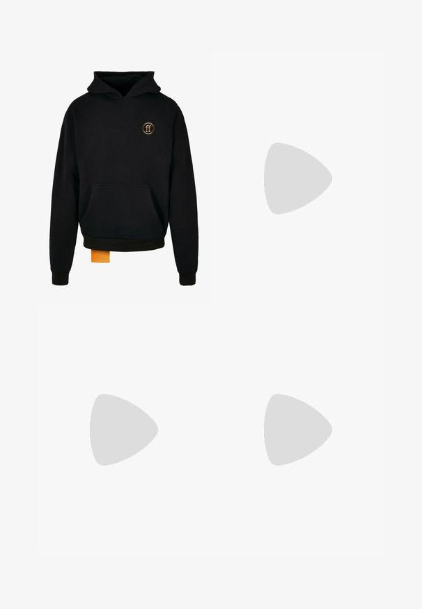 Sweatshirt à capuche noire en coton, avec une poche avant et des poignets côtelés. Petit emblème doré sur la poitrine ; étiquette orange visible à l'ourlet.; Pantalons noirs à côtes avec une taille élastique, dotés d'un cordon de serrage et de jambes larges. Le tissu est doux avec une texture lisse.; Baskets noires épaisses avec un design texturé, semelle épaisse et fermeture à lacets, présentées sur un fond neutre uni.; Sac en bandoulière noir en tissu avec sangle réglable, rabat avant et poche zippée. Doté de quincaillerie de marque et d'une forme rectangulaire compacte.