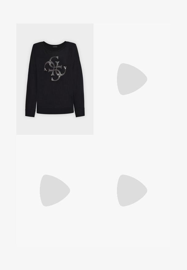 Zwarte trui met lange mouwen en een ronde halslijn met een zilverkleurig met strass versierd verweven "G"-logo middenvoor.; Witte katoenen t-shirt met een zwart "ARMANI EXCHANGE" logo over de borst. Korte mouwen en een ronde hals. Fijne textuur.; Roze wijde jeans van katoen met een knoopsluiting, steekzakken aan de voorkant en een nette afwerking aan de zoom. Gladde textuur en egale kleur.; Zwarte lederen enkellaars met een spitse neus en een gematigde hak, met een gladde textuur en minimale details, geplaatst tegen een gewaxt achtergrond.