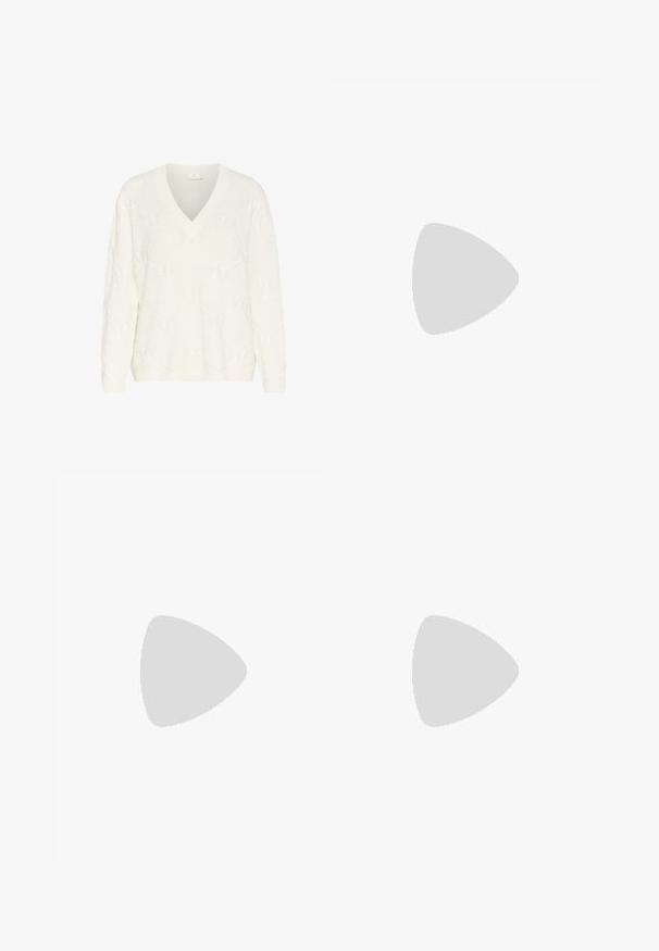 Hvid strikket trøje med V-hals, der har et struktureret diamantskønsmønster og lange ærmer, afsluttet med ribbede manchetter og kant.; Lysblå denimskjorte med sølvfarvede pailletter, lange ærmer, krave, to brystlommer og trykknaplukning. Glat tekstur og detaljeret udsmykning.; Blå skræddersyede bukser med lige ben, lavet af et glat materiale. Har flad front og sidelommer.; Lavprofileret hvid sneakers med lyseblå accenter, snørelukning og blød beige indvendig foring, vist fra siden på en hvid baggrund.