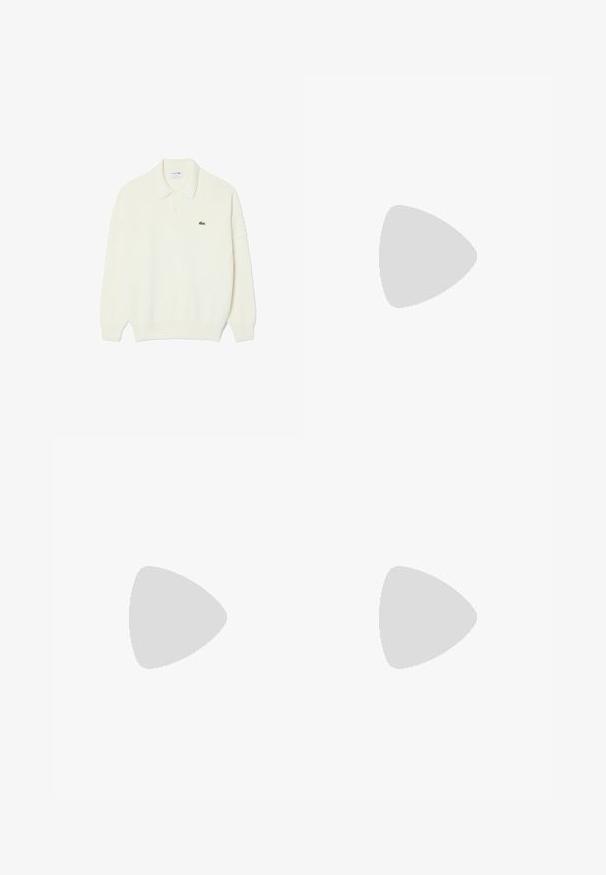Jersey polo de punto blanco con manga larga, cuello, dos botones, puños acanalados y un pequeño logo de cocodrilo verde en el pecho izquierdo.; Polo amarillo hecho de algodón, con un cuello de dos botones, mangas cortas y un pequeño logo de cocodrilo negro en el pecho.; Pantalones de pierna ancha beige con cintura alta, que cuentan con pliegues frontales, cierre con botón en la parte delantera y una suave tela de algodón.; Zapato beige de cuero sin cordones con correa de hebilla y suela de goma marrón, posicionado en el aire sobre un suelo alfombrado claro y cerca de un mueble translúcido ámbar.