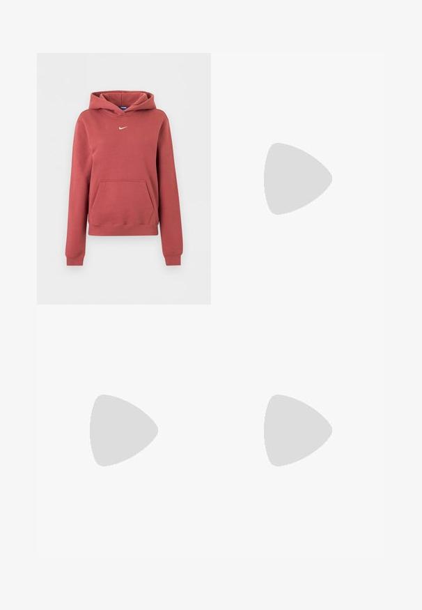 Nike mikina s kapucňou farby hrdzavá červená s predným klokanie vreckom, malým bielym logom Swoosh na hrudi a rebrovanými manžetami a lemom.; Biele krátke tričko značky Nike s krátkym rukávom a zrezaným strihom, s malým čiernym logom Nike swoosh umiestneným pod výstrihom uprostred.; Hnedé Nike tepláky s elastickým pásom, šnúrkou na stiahnutie, manžetami na členkoch a malým bielym logom Nike na hornej ľavej nohe.; Vínové športové topánky s textúrovaným pleteným zvrškom, bielou podrážkou a čiernym logom Nike. Majú okrúhle šnúrky a vzorované slučky na šnúrky.