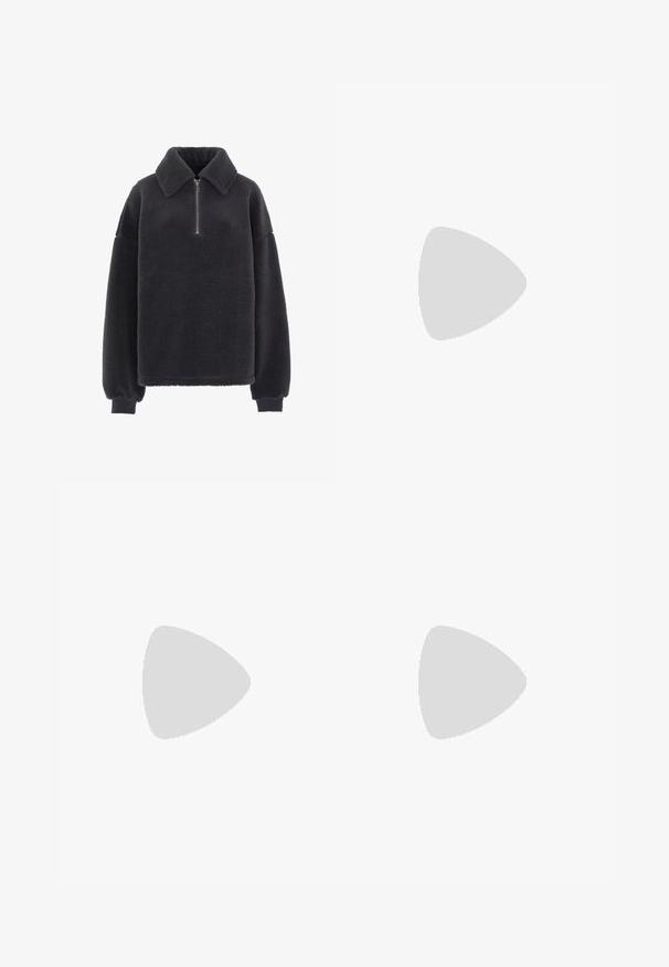Fleesepullover i mørkegrå med en lynlås krave, dropped shoulder-sømme og elastiske manchetter. Blød tekstur med en afslappet pasform.; Sorte flaired leggings med en glat tekstur og elastisk talje, der har et hvidt logo. Designet til komfort og fleksibilitet.; Sorte ankelstøvler med kunstpels, der har struktureret materiale, rund tå og flad gummisål. Inkluderer snørebånd til lukning.; Store sorte pilot-solbriller med mørketonede linser, vist mod en hvid baggrund.