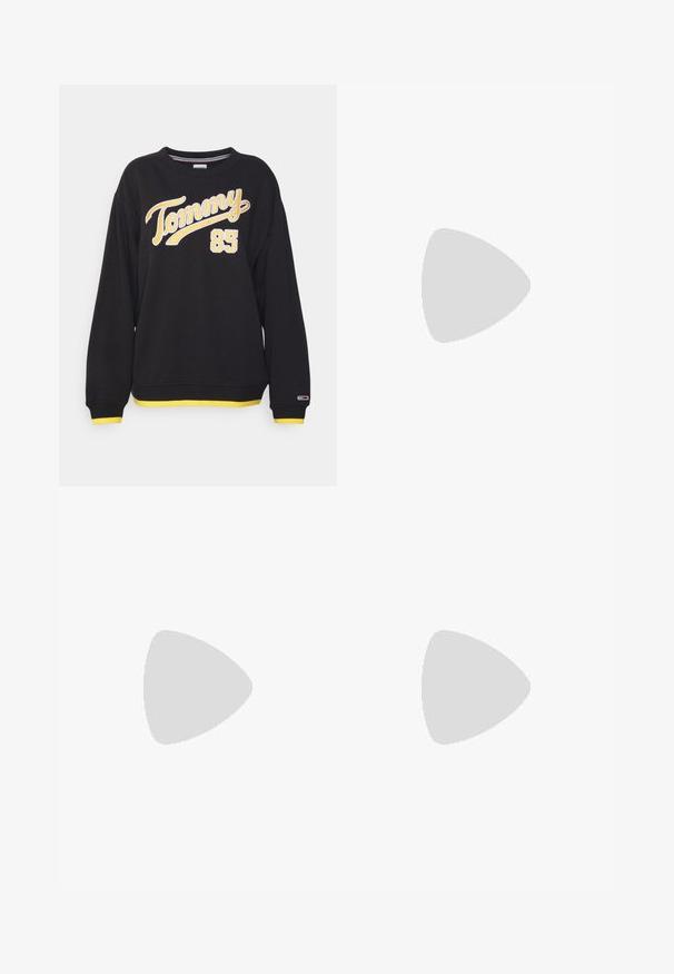 Sweatshirt noir à manches longues avec le texte jaune "Tommy 85" à l'avant, des bords jaunes sur les poignets et l'ourlet, et un petit logo sur le poignet gauche.; Jean en denim bleu clair à taille haute, à jambes larges, avec fermeture à bouton et zip à l'avant, et design à cinq poches sur fond uni.; Baskets basses noires avec bande blanche latérale, lacets blancs, semelle en caoutchouc blanche et bout texturé sur fond neutre.; Boucles d'oreilles en métal doré en forme de cerceau avec un design circulaire lisse et une fermeture à charnière sécurisée. Légères avec une finition polie.