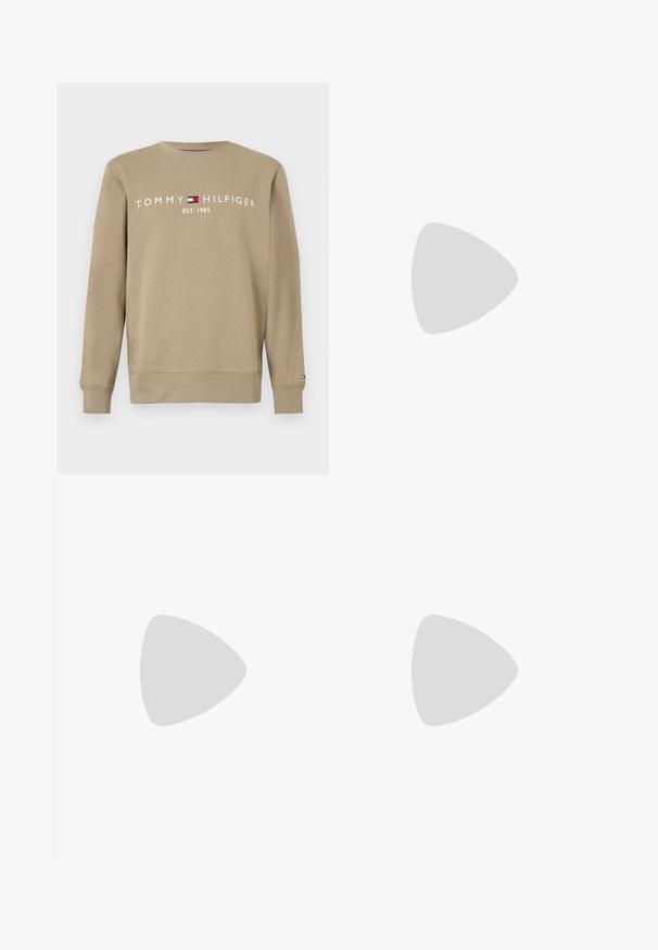 Beige Tommy Hilfiger sweatshirt met lange mouwen, ronde hals en logotekst "Tommy Hilfiger Est. 1985" met vlag emblem op de borst.; Bruine corduroy blouse met knopen, een kraag, lange mouwen, een borstzakje en een subtiele verticale geribbelde textuur. Heeft een logodetail op het zakje.; Donkerblauwe wijde spijkerbroek van denim. Kenmerkt zich door vervaagde details, een traditionele vijf-pocketontwerp en een metalen knoopsluiting bij de taille.; Bruine suède instappers met een ronde neus, dubbele banddetails en een zwarte rubberen zool met textuur-groeven.