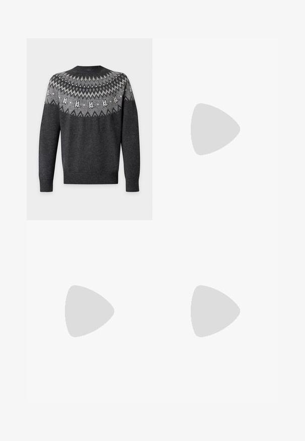 Donkergrijze gebreide trui met lichtergrijze en witte geometrische en zigzag patronen over de borst en schouders, geribbelde manchetten en zoom.; Witte blouse met lange mouwen, knopen en een klassieke kraag, met een zwart-wit profielportretpatch op de linkerborst.; Zwarte op maat gemaakte broek met een gestructureerd patroon van dunne verticale witte lijnen, een rechte snit en een knoopsluiting in de taille.; Zwarte leren loafers met een gestructureerde afwerking, voorzien van een decoratieve voorstrik en een afgeronde neus. Rubberzool voor duurzaamheid.