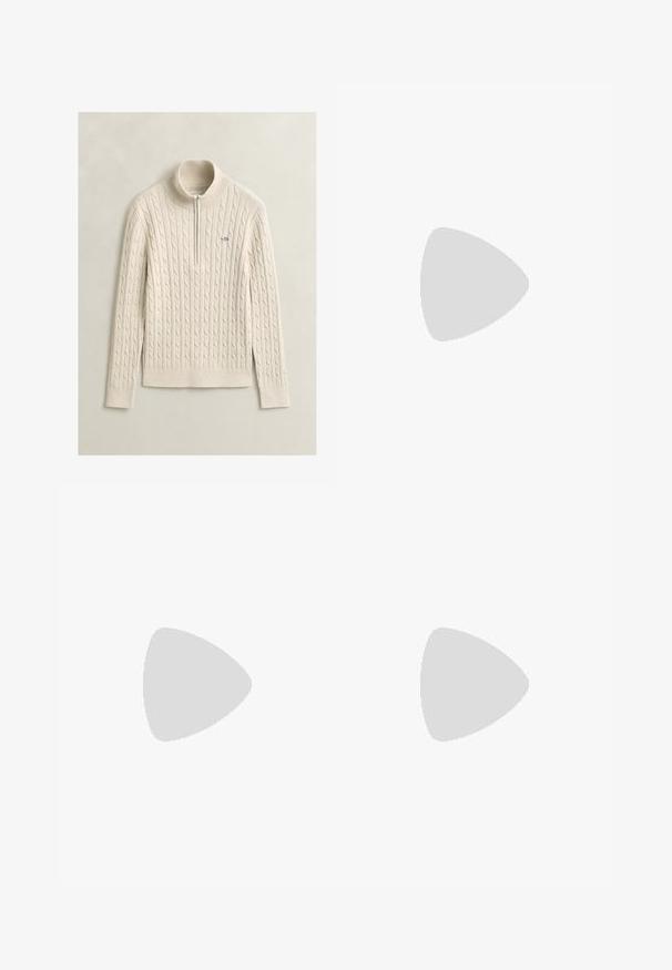 Cremefarvet kabelstrikket sweater med lange ærmer og en kort frontlynlås under en høj krave, lagt fladt på en lys baggrund.; Hvid T-shirt med korte ærmer og rund hals med lille mørkt logo på venstre bryst, vist mod en ensartet hvid baggrund.; Cremefarvede denimbukser med lige ben, to foran lommer og gyldne hardware detaljer. Glat tekstur med et klassisk design.; Hvid GANT-sneaker med guldøjer og logo, svævende over trægulve og småsten, grøn plante og betonvæg i baggrunden.