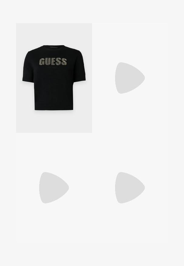Čierny sveter s krátkym rukávom so žebrovaným výstrihom a manžetami, na prednej strane s nápisom "GUESS" a "EST. 1981" v metalických cvočkoch.; Sukňa v maskáčovom vzore v odtieňoch šedej a čiernej, so skladmi, dvomi bočnými vreckami a zipsom na leme.; Čierne lakované kožené slingback topánky s ostrou špičkou, štíhlým stiletto podpätkom a ozdobným prvkom na priehlavku.; Čierna saténová kabelka s zakriveným tvarom, so zipsovým uzáverom a trojuholníkovým kovovým logom na prednej strane. Hladká textura a elegantný dizajn.