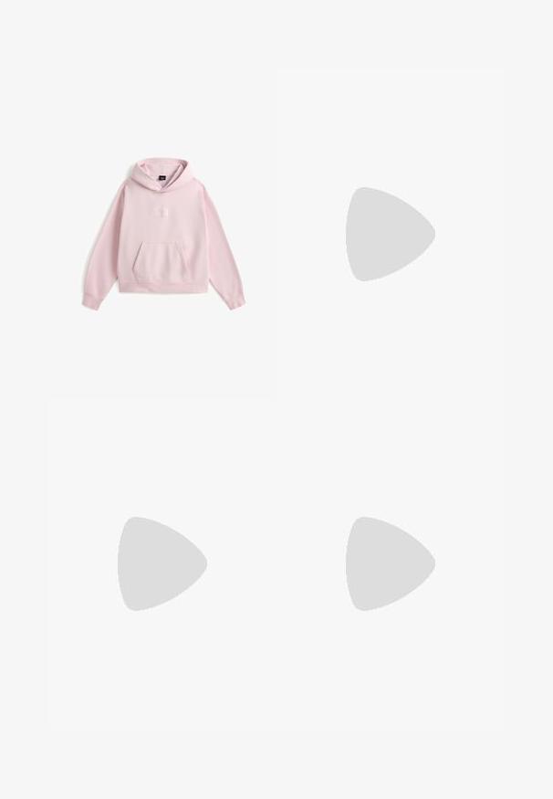 Lichtroze hoodie met voorzak, lange mouwen en een subtiel geborduurd logo op de borst, getoond op een witte achtergrond.; Lichtgrijs T-shirt met korte mouwen, gemaakt van katoen, met een klein zwart logo op de borst en een ronde halslijn. Eenvoudig ontwerp, geen patronen.; Zwarte spijkerbroek met een vervaagde textuur, rechte pijpen, vijfzakkenmodel en knoopsluiting aan de tailleband.; Zwarte Vans instapsneaker met witte rubberen zool, witte stiksels en elastische zijaccenten, gezien vanaf de buitenkant.
