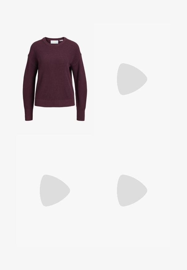 Lilla strikket langærmet sweater med ribstrikkede manchetter, kant og rund halsudskæring, vist på en hvid baggrund.; Sorte højttaljede bredbenede jeans med knap- og lynlåslukning foran, bæltestropper og fem forlommer på en lys baggrund.; Ben iført mørke ribbede leggings kombineret med sorte balletsko med små sløjfedetaljer på hvid baggrund.; Bordeaux håndtaske lavet af glansfuldt materiale, rektangulær form, med to skulderremme og subtile buede detaljer på forsiden.