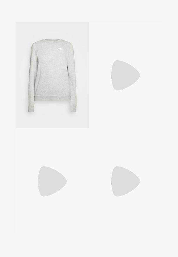 Šedá mikina vyrobená z bavlneného zmesi, s okrúhlym výstrihom, rebrovanými manžetami a malým bielym logom Nike na ľavej hrudi. Jednoduchý dizajn.; Biele bavlnené tričko s okrúhlym výstrihom, krátkymi rukávmi a veľkým čiernym logom Nike potlačeným na hrudi. Hladká textúra a neformálny dizajn.; Svetlosivé tepláky s nastaviteľným pásom, zúženými nohavicami a malým bielym logom na ľavom stehne. Vyrobené z mäkkej, štruktúrovanej tkaniny.; Biele tenisky Nike Air Force 1 s koženým zvrškom, okrúlou špičkou, šnurovaním, polstrovaným golierom a textúrovanou gumovou podrážkou.
