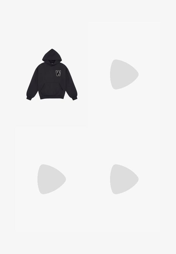 Schwarzer Kapuzenpullover mit Kängurutasche vorne und großem weiß-schwarzem Buchstaben "W" auf der linken Brust.; Schwarze Denim-Shorts mit einer ausgewaschenen Optik, fransigem Saum, klassischem Fünf-Taschen-Design und einem Knopfverschluss. Dicke Nähte ergänzen das Gesamtbild.; Beiger Wildleder-Sneaker mit pinkfarbenen drei Streifen an der Seite. Verfügt über eine strukturierte Gummisohle und einen weißen Fersenakzent. Minimalistisches Design.; Schwarze Handtasche aus Leder mit strukturiertem Finish, ausgestattet mit einem silbernen Kettenriemen, abnehmbarem kleinen Täschchen und geprägten Details.