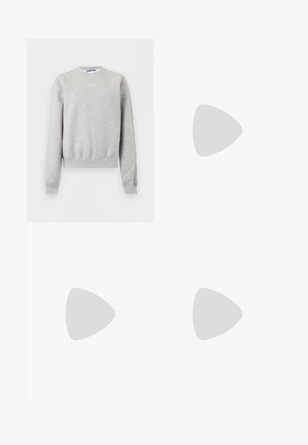 Svetlošedá mikina s dlhým rukávom a okrúhlym výstrihom, s rebrovanými manžetami a lemom, s malým bielym logom Nike Swoosh na hrudi.; Červený dres Nike s výstrihom do V, šedým lemovaním na rukávoch a veľkým bielym logom "NIKE". Hladká, ľahká tkanina so jemným pruhovaným vzorom.; Biele tepláky s elastickým pásom a čiernym logom Nike Swoosh na ľavom stehne, zobrazené na jednoduchom pozadí.; Čierne nízke tenisky Nike s šnúrkami, prešitými detailmi a textúrovanou podrážkou na jednoduchom bielom pozadí.