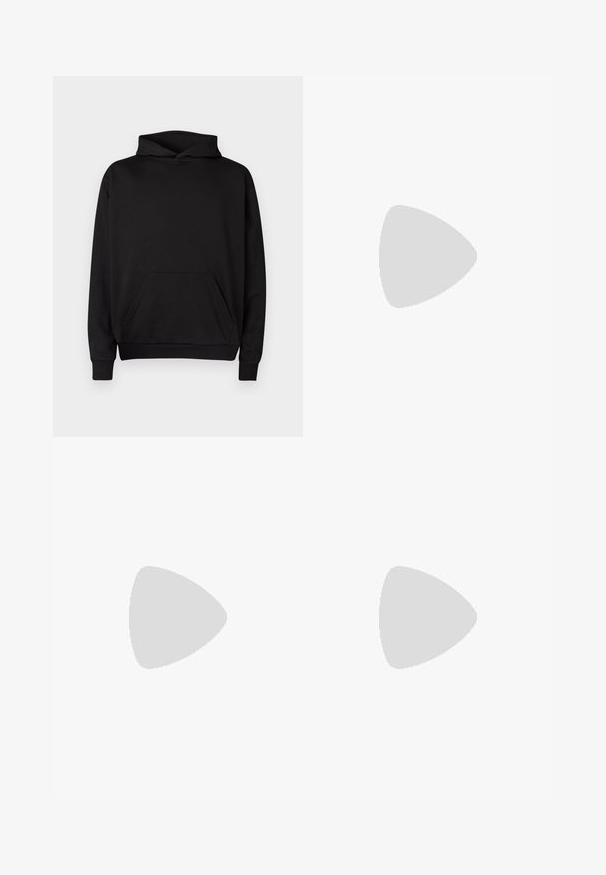 Sort hættetrøje lavet af blødt stof, med en frontlomme, justerbar snoretrækhætte og ribbede manchetter. Enkel og udekoreret design.; Sort bomulds-T-shirt med en stor, kontrasterende cremefarvet "EMPORIO ARMANI Milano"-grafik på forsiden og et lille logo på brystet.; Brune joggingbukser med elastisk talje og manchetter, justerbar snor med røde ender og lille rødt logo på øverste venstre ben.; Sort slip-on læder mule med en guldfarvet dekorativ remdetalje og en lav, tekstureret gummisål på en neutral baggrund.