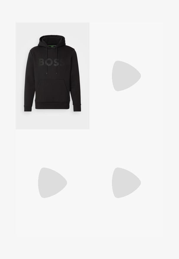 Zwarte hoodie van zachte stof met een grote kangoeroezak aan de voorkant, verstelbare trekkoordcapuchon en een groot tonale BOSS-logo op de borst.; Witte T-shirt met korte mouwen van katoen. Heeft een ronde hals en een subtiele merklabel aan de zijkant. Zachte textuur en eenvoudig ontwerp.; Beige cargoshorts met een elastische tailleband en een koord. Beschikt over zijzakken en een zachte, lichte stof.; Zwarte leren sneakers met een gladde textuur, ronde neus, platte rubberen zool en tonale veters. Kenmerkt zich door de gouden "BOSS" branding aan de zijkant.