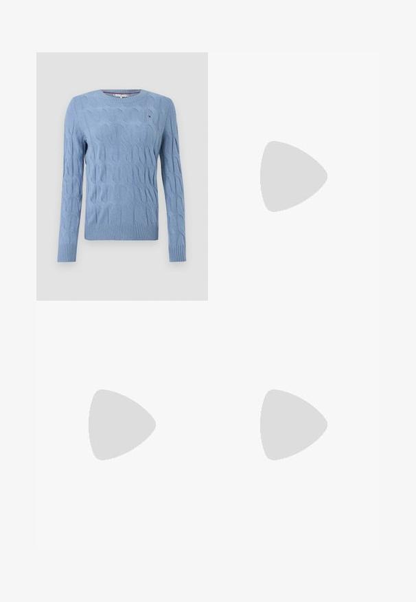 Lyseblå strikket sweater med et tekstureret kabelmønster, rund halsudskæring og ribkant ved ærmer og bund. Lavet af blødt stof.; Hvid langærmet skjorte med krave, forreste knapper, lille brystlomme og indviklet design ved taljen. Glat bomuldsstof.; Sorte denimjeans med slim fit, fem lomme-design, lynlås og metalknaplukning. Har subtil syning og en mellemhøj talje.; Sort læder slip-on loafer med rundet tå og lav, flad sål vist fra siden mod hvid baggrund.