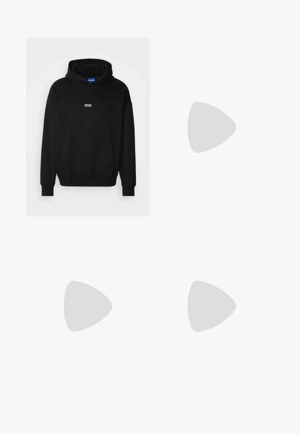 HUGO NAZARDO - Hoodie - black; Witte katoenen T-shirt met ronde hals, korte mouwen en een subtiel reliëflogo op de borst. Het binnenlabel heeft een oranje accent.; Zwarte katoenen shorts met een elastische tailleband en koord. Witte "HUGO" logo op het linkerpijp. Eenvoudig ontwerp, knielange snit.; Zwarte leren sneakers met een gladde textuur, ronde neus, platte rubberen zool en tonale veters. Kenmerkt zich door de gouden "BOSS" branding aan de zijkant.