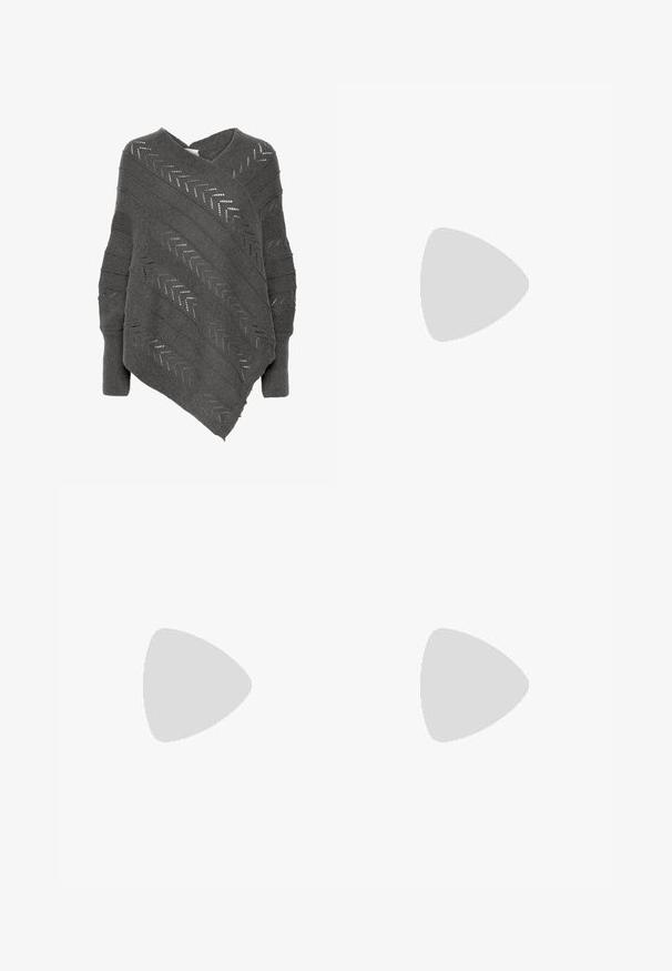 Grå poncho-sweater med V-hals, skrå ribbede detaljer, åben strikkemønster og draperet design med teksturerede accenter.; Rød- og sort plaid skjorte med lange ærmer, spids krave og to brystlommer. Har sorte knapper og en afslappet pasform.; Camo-mønstrede bukser med bredde ben i mørkegrå og grønne nuancer, med en knaplukning og sidelommer. Lavet af struktureret denimstof.; Sorte læder ankelstøvler med en struktureret overflade, tre sæt snørehuller og gule sømme på en tyk sål. Har en pull-tab ved hælen.