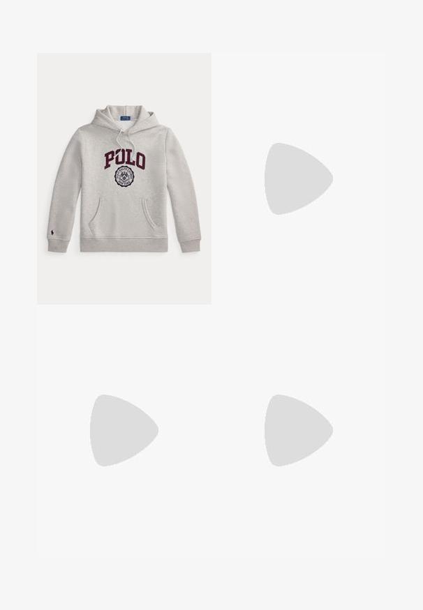 Hellgrauer Hoodie mit "POLO" in großen bordeauxroten Buchstaben und einem runden Polo Ralph Lauren New York Emblem darunter auf der Vorderseite.; Dunkelblaues Langarm-Hemd mit Knopfleiste aus Baumwolle. Verfügt über einen spitzen Kragen und ein kleines grünes, gesticktes Logo auf der linken Brust.; Olivgrüne Jogginghose mit elastischem Bund und Bündchen, Kordelzug, Seitentaschen und kleinem Polo Ralph Lauren Logo am linken Oberschenkel.; Schwarzer Lederloafer mit dicker Profilsohle und kleinem grünen "Polo"-Etikett an der Außenseite nahe der Ferse.