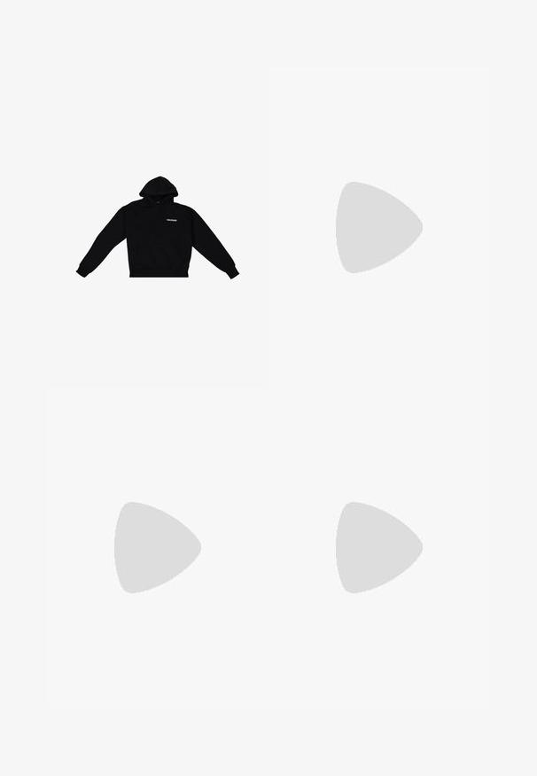 Schwarzer Kapuzenpullover aus weichem Stoff, mit einer Kängurutasche und einem weißen "DROPSIZE"-Logo auf der Brust. Mit Bündchen an den Ärmeln und dem Saum.; Schwarze Cargo-Hose mit Gürtelschlaufen, Frontknopf, Reißverschluss, seitlichen Klappentaschen und dem Aufdruck "AIRCRAFT PANT" am inneren Bund.; Schwarzer Low-Top-Sneaker mit dicker Sohle, gepolstertem Kragen, Mesh-Einsätzen und kräftigen Schnürsenkeln, dargestellt vor weißem Hintergrund.; Kompakte schwarze und graue Camouflage-Taktik-Slingtasche mit mehreren Reißverschlussfächern und verstellbarem, gepolstertem Schultergurt.