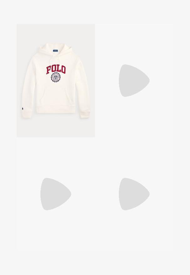 Valge Polo Ralph Laureni kapuutsi kampsun, millel on punane "POLO" tekst ja rindkere ringikujuline logo, ees tasku, nööriga kapuuts ja varrukal väike embleem.; Valge pika varrukaga nööbitav särk, millel on õhukesed vertikaalsed sinised triibud ja väike tikitud logo vasakul rinnal.; Kreemjatavad vabaaja püksid elastse vöökoha ja tõmbluku, sirgete jalgade ja küljetaskutega tavalise tausta ees.; Valge madala säärega toss roheline triibu ja Polo logoga küljel, rohelise kandmisega ja valgete paeltega, esitatud vasakult küljelt lihtsal taustal.