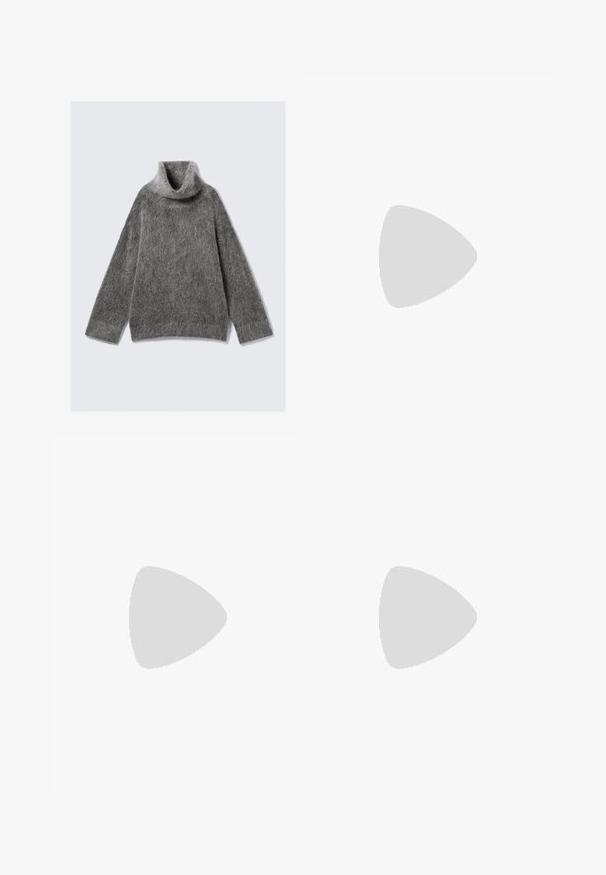 Grå turtleneck sweater lavet af blødt, fuzzy strikkemateriale. Har lange ærmer, løs pasform og en bred, foldet krave.; Sorte vidde bukser i denim med forlommer og sølvfarvet knaplukning, lagt fladt på en lysegrå baggrund.; Grå ruskinds ankelstøvler med en blød indersål, minimal syning og en formstøbt gummisål. Har en løkke bagpå.; Sort blank læderhåndtaske med to håndtag, frontlynlåslomme, dekorative remme og sølvfarvet metalbeslag.