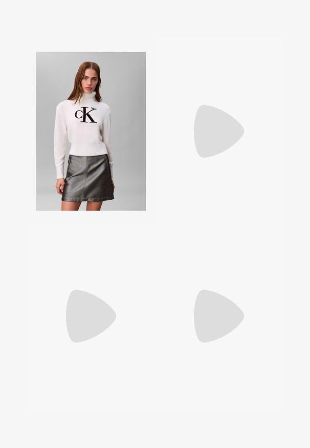 Mladá žena v bielom roláku s čiernym logom "CK" a metalickou tmavosivou koženou sukňou stojí pred jednoduchým pozadím.; Čierne vysoké slim-fit džínsy so zapínaním na gombík vpredu, pútkami na opasok a dizajnom s piatimi vreckami na bielom pozadí.; Čierna kožená mokasína s masívnou podrážkou, blokovým podpätkom a malým kovovým logom na hornej časti, zobrazená z profilu na neutrálnom pozadí.; Čierne oversized slnečné okuliare s geometrickým tvarom, s tmavými šošovkami a kontrastným šedým detailom na ráme. Logo na mostíku.