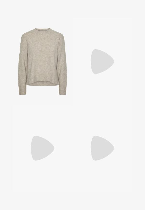 Lys beige striktrøje med rund halsudskæring, lange ærmer og en afslappet pasform. Teksturen er blød og har et diskret meleret mønster.; Beige brede bukser lavet af bomuld, med en frontlås med knap, sidelommer og en glat tekstur. Minimalistisk design uden mønstre.; Beige ankelstøvle med en glat suedefinish, elastiske sidepaneler og en kraftig sål for godt greb. Har dekorative syninger.; Sort læder tote taske med struktureret overflade, enkelt rum og to lange håndtag. Blød, uformet form uden synligt hardware.