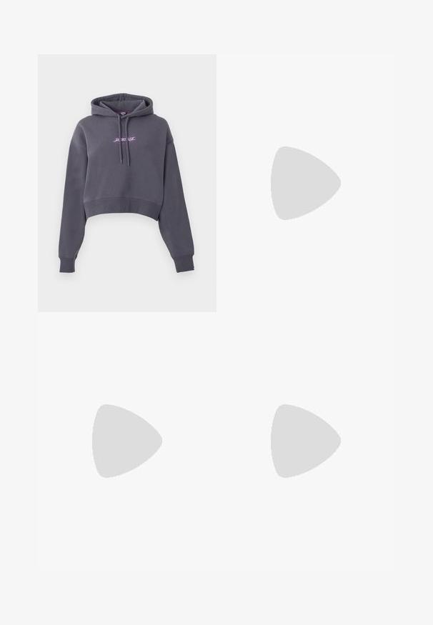Sweat à capuche court gris foncé avec manches longues, capuche avant réglable par cordon et petit texte graphique violet sur la poitrine.; T-shirt blanc oversize à manches courtes avec trois petits logos colorés sur la poitrine, y compris New Balance et des designs sur le thème du marathon.; Short en denim gris délavé acidulé, taille haute, avec bouton à l'avant, fermeture éclair, passants de ceinture et deux poches avant sur fond blanc.; Baskets Mary Jane en daim beige avec sangle auto-agrippante, semelle en gomme, trois bandes cousues et marquage doré "SAMBA" sur le côté.