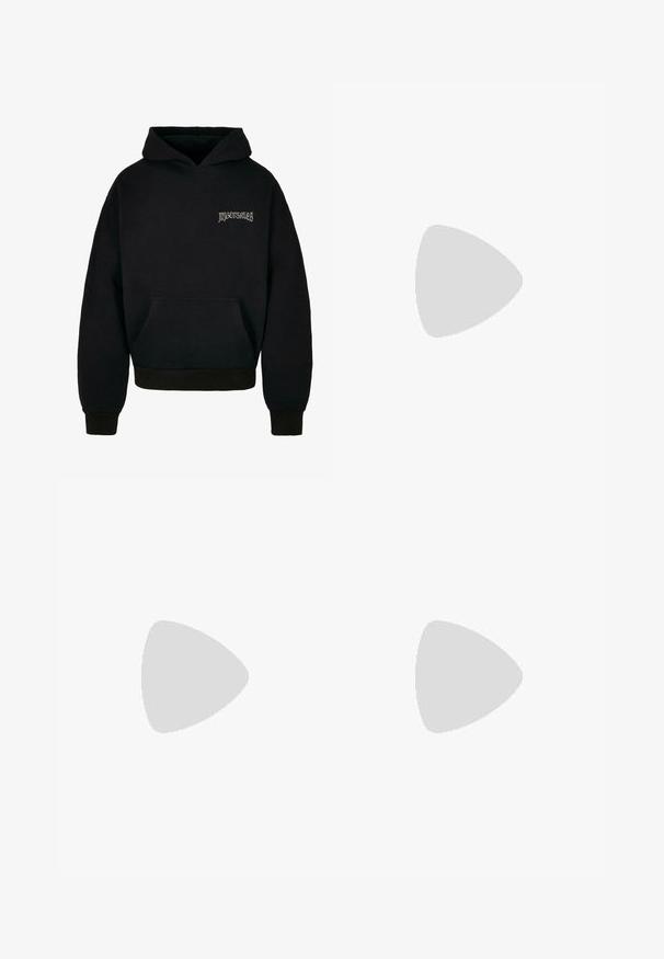Haut à capuche noir en mélange de coton, avec une poche frontale, des poignets côtelés et un logo gris clair sur la partie gauche de la poitrine.; Pantalons cargo noirs avec une coupe décontractée, une taille élastique, des poches latérales et une grande poche cargo sur la cuisse. Tissu doux et léger.; Baskets blanches dotées d'une tige en matériaux mixtes avec textures en mesh et daim, semelle en caoutchouc et lacets élastiqués pour un maintien sécurisé.; Sac tactique compact camouflage noir et gris avec plusieurs compartiments zippés et une bandoulière rembourrée réglable.