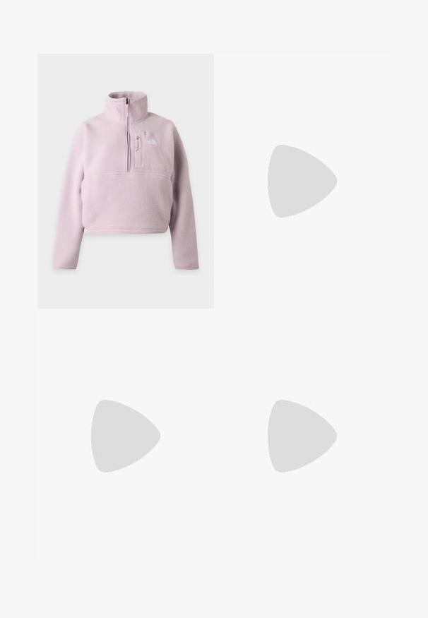 Lyse lilla fleece-pullover med lange ærmer, opretstående krave, kvart lynlås og brystlomme med The North Face-logo.; Hvid langærmet T-shirt med rund hals og lille sort The North Face-logo på venstre bryst.; Løse denimjeans i en lys beige nuance med forlommer, høj talje og subtile syninger. Fremstillet af struktureret denimstof.; Sort og beige sko med velcrolukning, tre hvide striber på siden og en tekstureret brun gummisål. Mærkelogo er synligt.