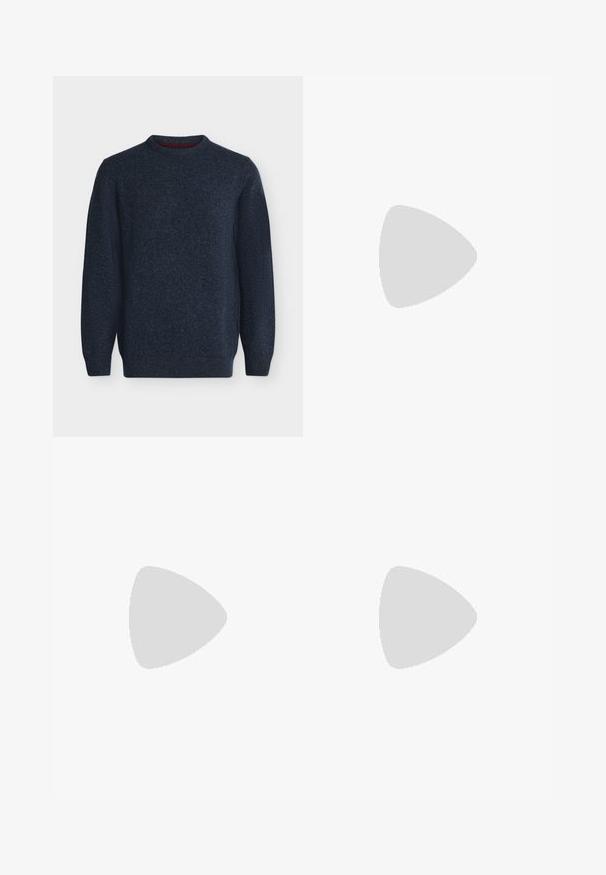 Pull en maille bleu foncé à manches longues avec col rond et poignets et taille côtelés sur fond neutre.; Chemise à boutons bleu et gris à rayures verticales, à manches longues, avec col, une poche poitrine, fabriquée en tissu doux avec une texture lisse.; Pantalons bleu marine avec une texture lisse, dotés d'une taille élastique et de poignets retroussés, conçus dans une coupe fuselée avec des poches latérales.; Mocassins en cuir noir avec une finition texturée, dotés d'une bride décorative à l'avant et d'un bout arrondi. Semelle en caoutchouc pour plus de durabilité.