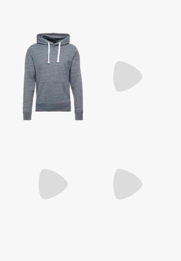 Grå hættetrøje lavet af blødt, tekstureret stof. Den har en frontlomme, hvide snore og ribkantede ærmer og bund. Casual design.; Enkelt hvid t-shirt med korte ærmer og rund hals, lavet af økologisk bomuld, mærket Selected Homme, størrelse large.; Sorte denimjeans med smal pasform, udstyret med knælapper, kontrastsyninger og en klassisk knaplukning i taljen.; Sort lærredssneaker med hvid gummisål og brunt gummiydersål. Har rund tå, snørebåndsdesign og lille logoetiket på siden.