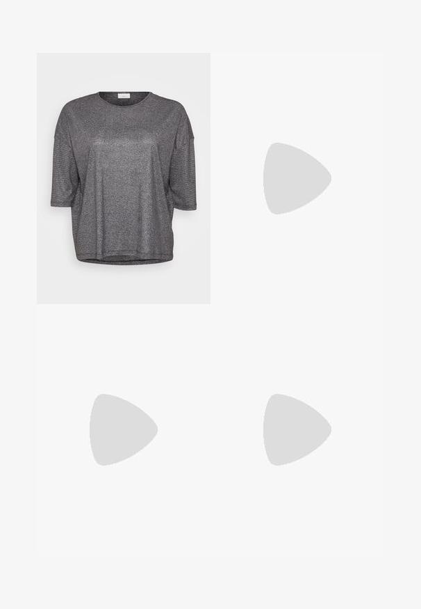 Top corto de manga corta en metalizado gris con escote redondo y corte holgado. Presenta una textura lisa y brillante con un sutil efecto de brillo.; Pantalones negros de corte relajado, con cinturilla elástica y suaves pliegues. Confeccionados en una tela suave, con piernas ajustadas y sin bolsillos.; Piernas con pantalones ajustados negros con aberturas frontales en el dobladillo, combinados con zapatos planos Mary Jane negros con una pequeña correa con hebilla.; Pendientes de metal plateado con un diseño ondulado y escultórico, que presentan un acabado pulido y formas irregulares, destacando una estética contemporánea.