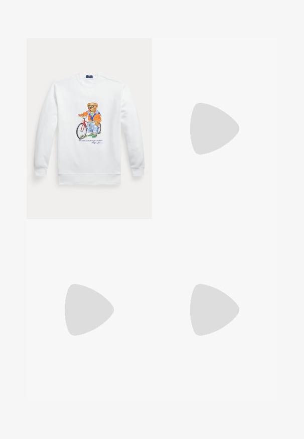 Weißes Sweatshirt mit einem Bild eines Bären, der eine Sonnenbrille, eine orange Jacke und Jeans trägt und neben einem roten Fahrrad steht.; Marineblaues Hemd mit langen Ärmeln, Knopfleiste, geknöpftem Kragen und kleinem weiß besticktem Logo auf der linken Brust.; Dunkelblaue Denim-Jeans mit fünf Taschen, Knopf- und Reißverschluss sowie sichtbaren goldenen Nähten, flach auf hellem Hintergrund dargestellt.; Weißer niedriger Sneaker mit dunkelblauem Streifen und Logo an der Seite sowie dunkelblauer Fersenschlaufe, flacher weißer Sohle und weißen Schnürsenkeln.