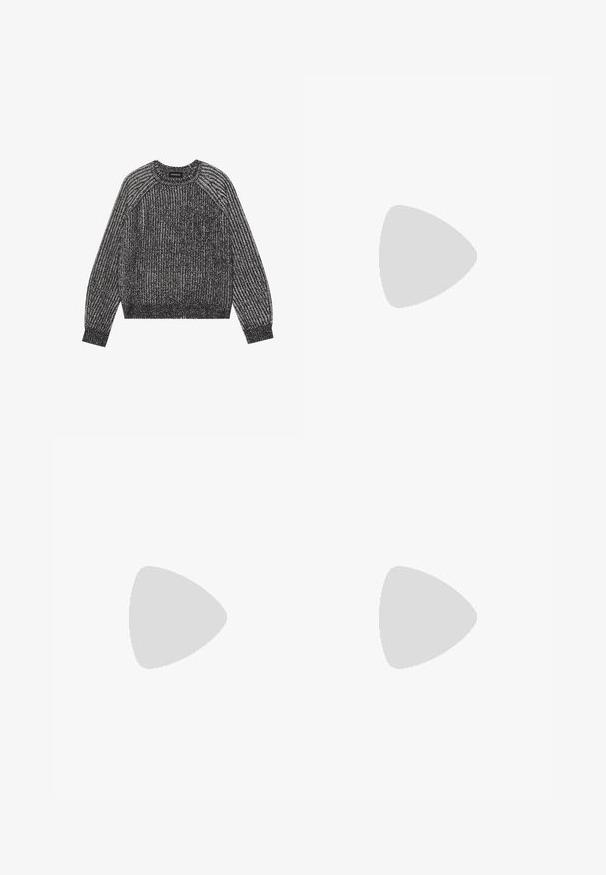 Gebreide trui in zwart en wit met een textuurontwerp, ronde hals en raglan mouwen. Voorzien van ribbewerkte manchetten en onderrand.; Witte blouse met lange mouwen, knopen, puntkraag en gebogen zoom, afgebeeld tegen een effen witte achtergrond.; Lichtblauwe, high-waisted denim jeans met een straight-leg snit, vijf zakken en zichtbare stiksels. Het materiaal heeft een klassieke wassing.; Zwarte leren loafers met kwastjes, voorzien van vierkante neuzen en decoratieve stiksels, gecombineerd met witte wijde broekspijpen.